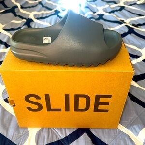 Yeezy Slide Slate Marine. Size 7M/8.5W